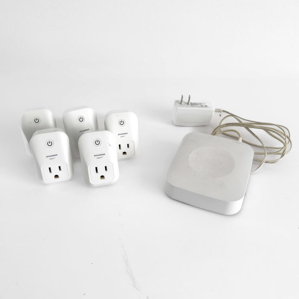 Samsung Smarthings Hub STH-ETH-250 With 5 Sylvania Electrical‎ Outlet